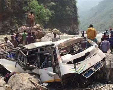 国产电车坠崖事件视频,惊心动魄的瞬间回顾