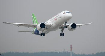 国产大飞机喷水视频播放,科技与力量的完美展现