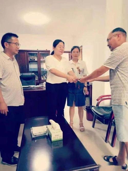 国产鞋老板捐钱视频播放,爱心视频感动网友