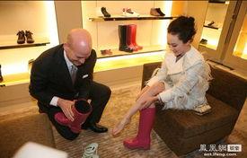 国产鞋老板捐钱视频播放,爱心视频感动网友  第3张