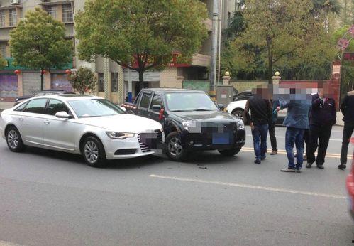 两辆国产车相撞视频,两车激烈碰撞，现场画面触目惊心  第2张